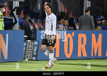 Bologna, Italien. 04.. Juni 2022. Leroy SANE (GER) über Substitution, Enttäuschung, frustriert, enttäuscht, frustriert, Abgelehnt, Aktion. Fußball UEFA Nations League, Gruppenphase 1.Spieltag Italien (ITA) - Deutschland (GER) 1-1, am 4.. Juni 2022, Renato Dall `Ara Stadium Bologna Credit: dpa/Alamy Live News Stockfoto